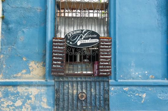 Devanture d'une pizzeria cubaine